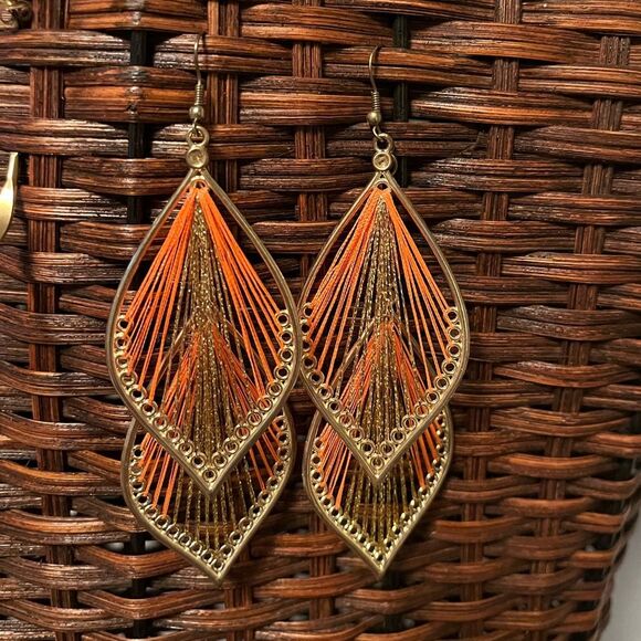 Large gold tone festival earrings feathers / big gold hoops with hammer details - Picture 2 of 6